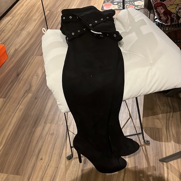 Brand new fashion nova open toe black boots w/upper thigh buckles - Picture 6 of 7